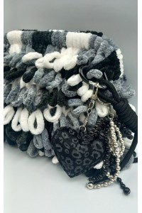 Ασπρόμαυρη χειροποίητη πλεκτή τσάντα τύπου puffy.