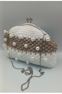 Χειροποίητο πλεκτό τσαντάκι για νύφες με πέρλες.