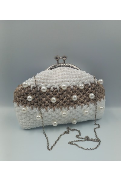 Χειροποίητο πλεκτό τσαντάκι για νύφες με πέρλες.
