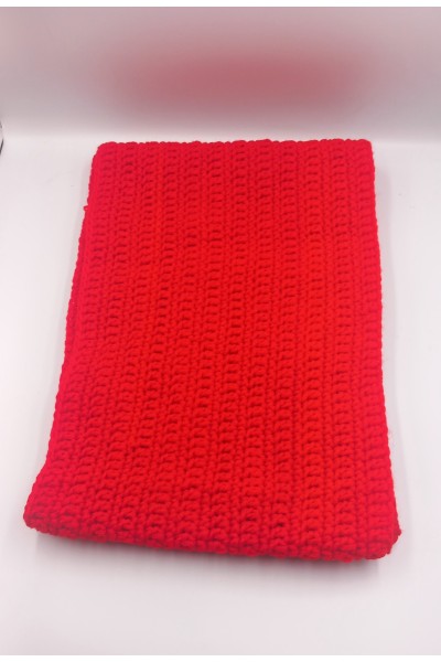 Πλεκτός και ζεστός λαιμός σε κόκκινο της φωτιάς.