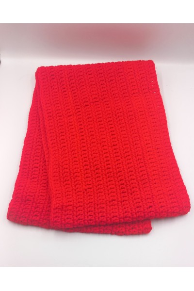 Πλεκτός και ζεστός λαιμός σε κόκκινο της φωτιάς.