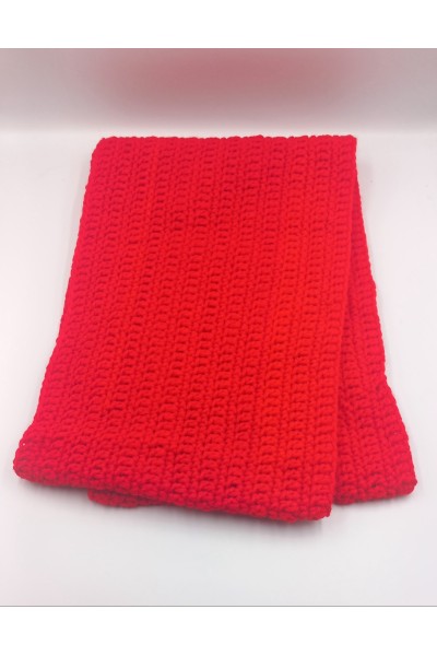 Πλεκτός και ζεστός λαιμός σε κόκκινο της φωτιάς.