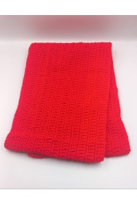 Πλεκτός και ζεστός λαιμός σε κόκκινο της φωτιάς.