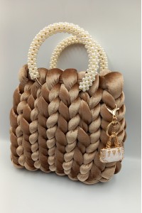 Χειροποίητη βελούδινη χρυσό μπεζ τσάντα.