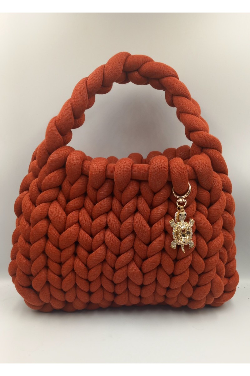 Υπέροχη χειροποίητη τσάντα στο χρώμα της κανέλλας.