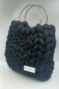 Το Απόλυτο Black Statement! Χειροποίητη Πλεκτή Τσάντα "Aristourgimata" με Μεταλλικούς Κρίκους ​!