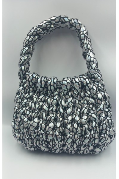 Χειροποίητη πλεκτή τσάντα σε ασημί-μαύρο γυαλιστερό χρώμα.