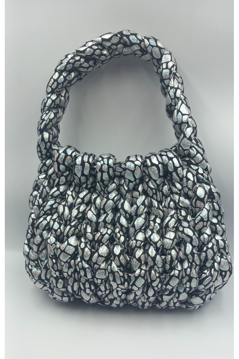 Χειροποίητη πλεκτή τσάντα σε ασημί-μαύρο γυαλιστερό χρώμα.