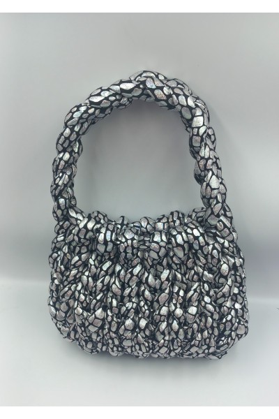 Χειροποίητη πλεκτή τσάντα σε ασημί-μαύρο γυαλιστερό χρώμα.