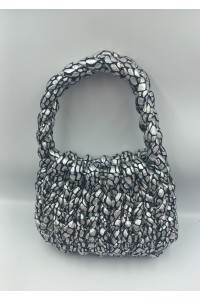 Χειροποίητη πλεκτή τσάντα σε ασημί-μαύρο γυαλιστερό χρώμα.