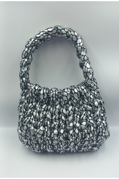 Χειροποίητη πλεκτή τσάντα σε ασημί-μαύρο γυαλιστερό χρώμα.