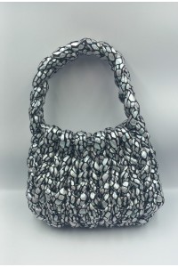 Χειροποίητη πλεκτή τσάντα σε ασημί-μαύρο γυαλιστερό χρώμα.