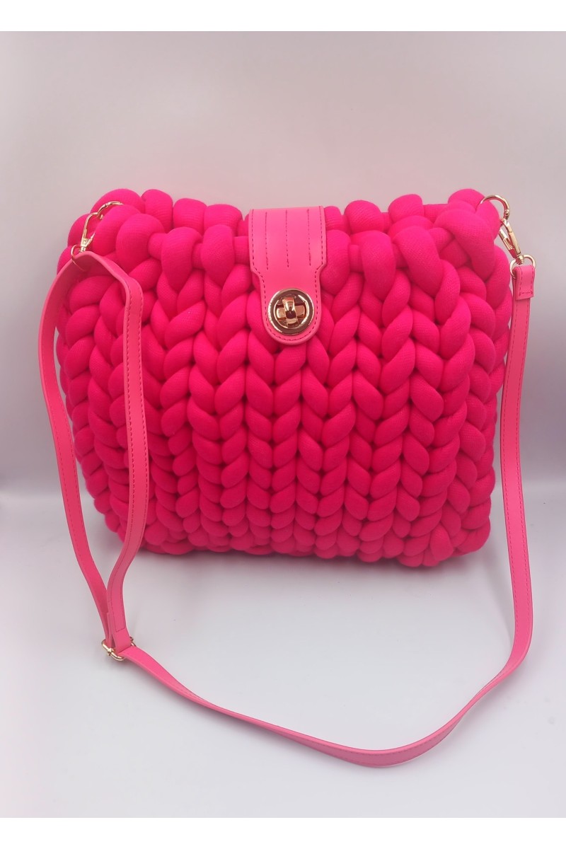 Χειροποίητη Πλεκτή Τσάντα Ώμου σε Έντονο Φούξια.