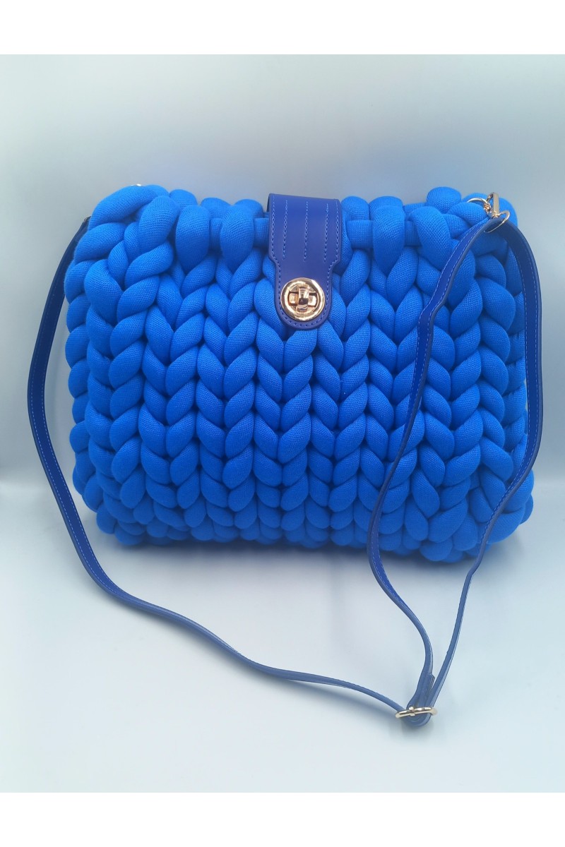 Χειροποίητη πλεκτή τσάντα σε έντονο μπλε-ρουα!