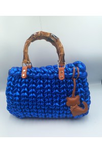 Χειροποίητη πλεκτή Τσάντα Χειρός σε Metallic Blue με Bamboo Handles.