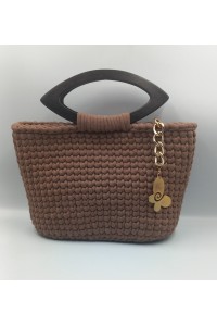 Χειροποίητη τσάντα σε γήινο καφέ χρώμα με ξύλινα χερούλια.