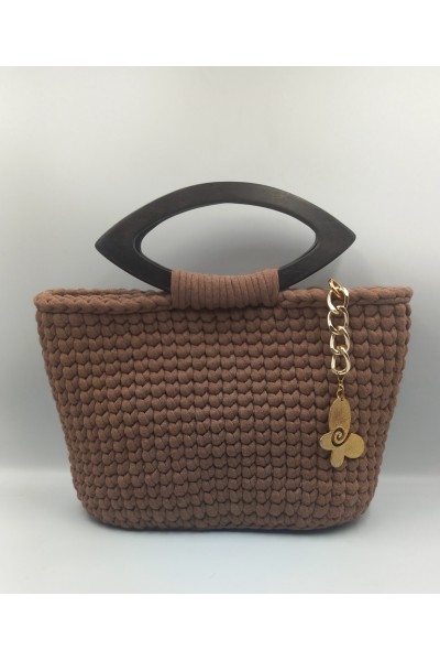 Χειροποίητη τσάντα σε γήινο καφέ χρώμα με ξύλινα χερούλια.