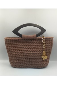 Χειροποίητη τσάντα σε γήινο καφέ χρώμα με ξύλινα χερούλια.