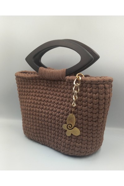 Χειροποίητη τσάντα σε γήινο καφέ χρώμα με ξύλινα χερούλια.