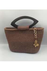 Χειροποίητη τσάντα σε γήινο καφέ χρώμα με ξύλινα χερούλια.