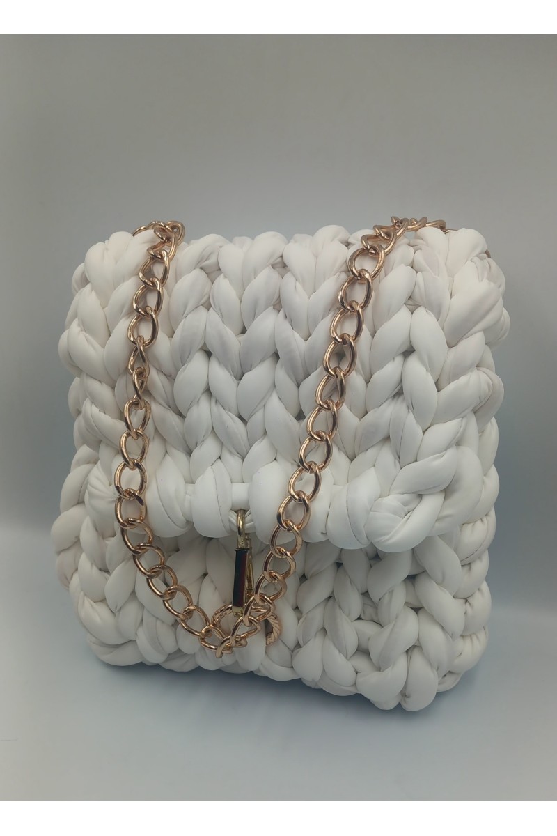 Χειροποίητο τσαντάκι άσπρη δερματίνη.