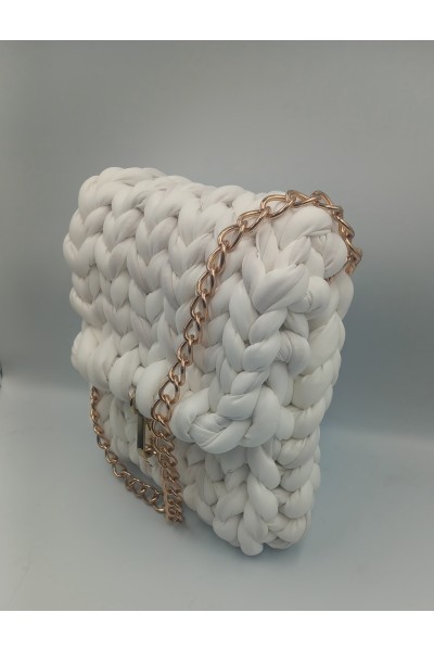 Χειροποίητο τσαντάκι άσπρη δερματίνη.