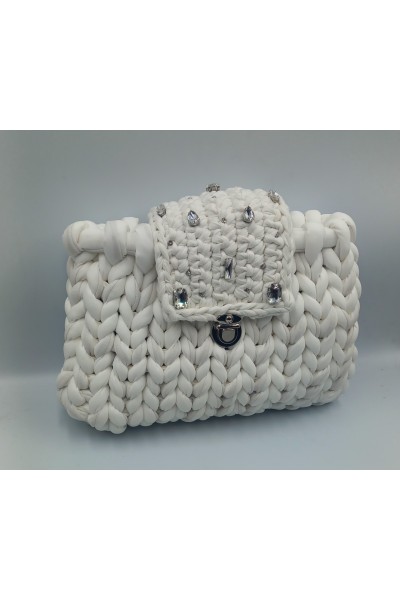 Χειροποίητη πλεκτή τσάντα λευκής δερματίνης.