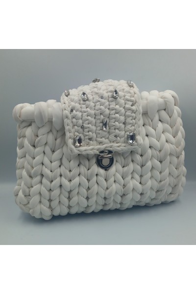 Χειροποίητη πλεκτή τσάντα λευκής δερματίνης.
