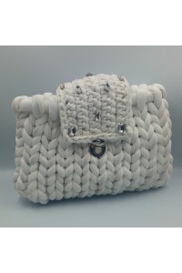 Χειροποίητη πλεκτή τσάντα λευκής δερματίνης.