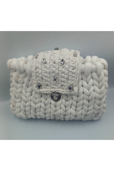 Χειροποίητη πλεκτή τσάντα λευκής δερματίνης.
