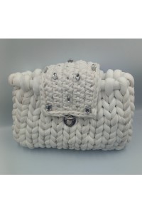 Χειροποίητη πλεκτή τσάντα λευκής δερματίνης.