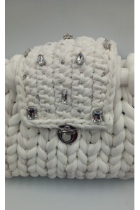 Χειροποίητη πλεκτή τσάντα λευκής δερματίνης.