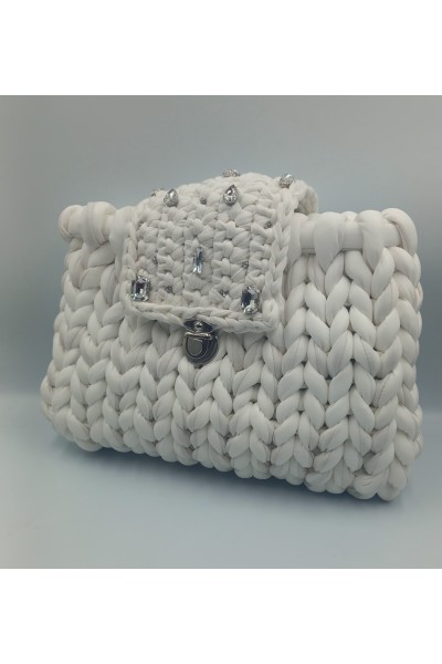 Χειροποίητη πλεκτή τσάντα λευκής δερματίνης.