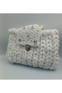 Χειροποίητη πλεκτή τσάντα λευκής δερματίνης.