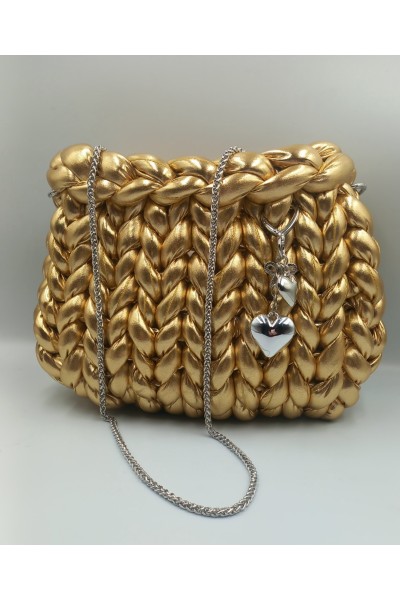 Χρυσή χειροποίητη τσάντα δερματίνης.