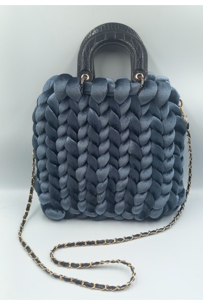 Χειροποίητη πλεκτή τσάντα από πολυτελές βελούδο.