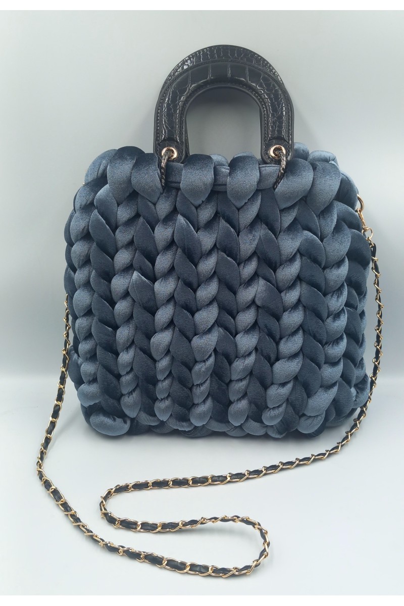 Χειροποίητη πλεκτή τσάντα από πολυτελές βελούδο.