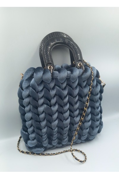Χειροποίητη πλεκτή τσάντα από πολυτελές βελούδο.