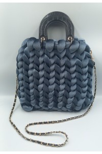 Χειροποίητη πλεκτή τσάντα από πολυτελές βελούδο.