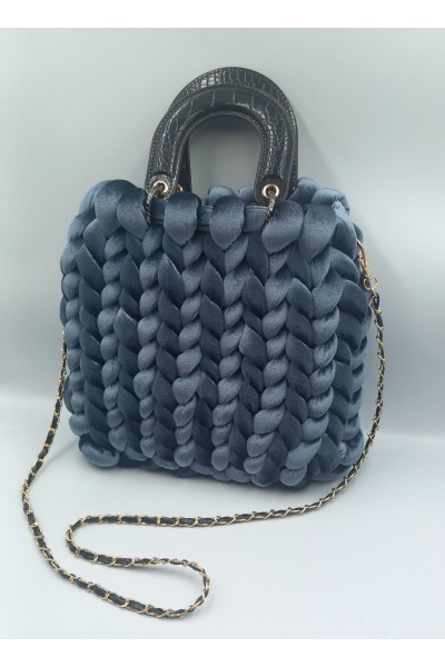 Χειροποίητη πλεκτή τσάντα από πολυτελές βελούδο.