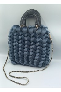 Χειροποίητη πλεκτή τσάντα από πολυτελές βελούδο.