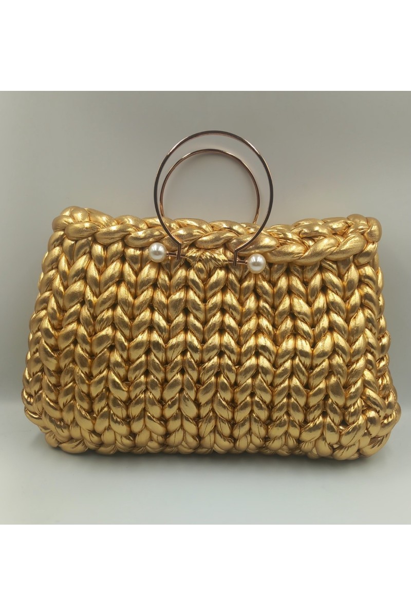 Χρυσή εντυπωσιακή χειροποίητη πλεκτή τσάντα.