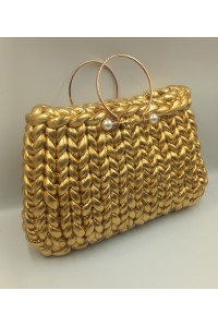 Χρυσή εντυπωσιακή χειροποίητη πλεκτή τσάντα.