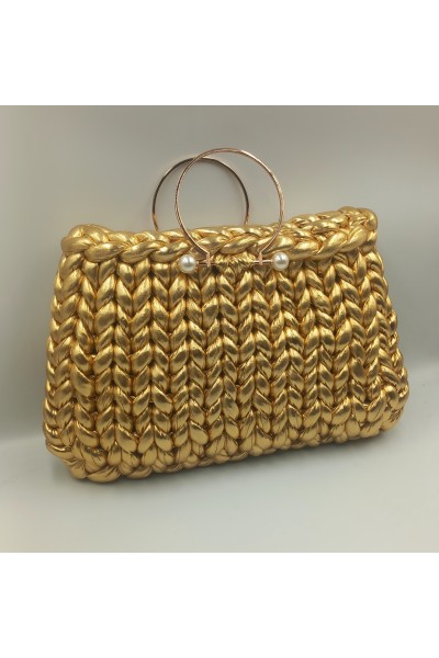 Χρυσή εντυπωσιακή χειροποίητη πλεκτή τσάντα.