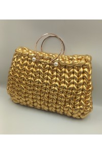 Χρυσή εντυπωσιακή χειροποίητη πλεκτή τσάντα.