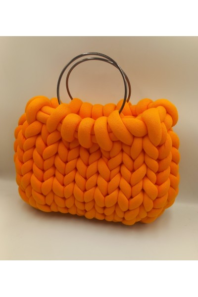 Χειροποίητη κομψότητα σε έντονο πορτοκαλί.