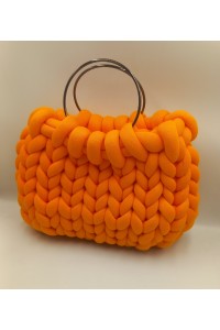 Χειροποίητη κομψότητα σε έντονο πορτοκαλί.