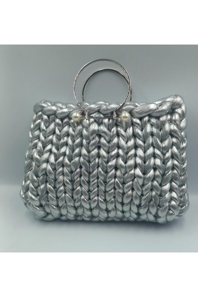 Ασημί κομψότητα! Η τέλεια χειροποίητη πλεκτή τσάντα.