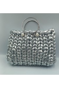 Ασημί κομψότητα! Η τέλεια χειροποίητη πλεκτή τσάντα.