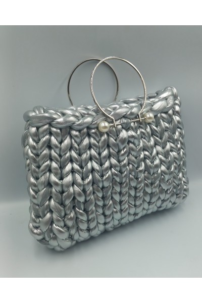 Ασημί κομψότητα! Η τέλεια χειροποίητη πλεκτή τσάντα.